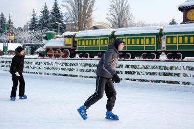 Buz patencileri, kışın harikalar diyarıyla çevrili buz pistinde zarifçe süzülür. Kyiv, Ukrayna, Ukrayna Expocenter 'ı. 14 Ocak 2026.