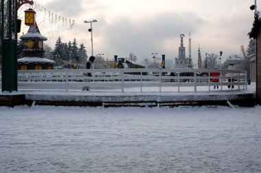 Ziyaretçiler karla dolu bir kış harikalar diyarında eğlenceli aktivitelere girişir. Kyiv, Ukrayna, Ukrayna Expocenter 'ı. 14 Ocak 2026.