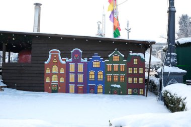 Karlı bir ortamda renkli ev resimleri, neşe yaratıyor..