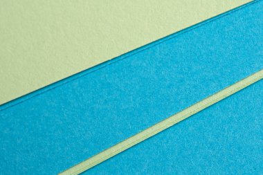 Mavi ve yeşilin tonlarında parlak kağıtlar çarpıcı bir görüntü yaratır..