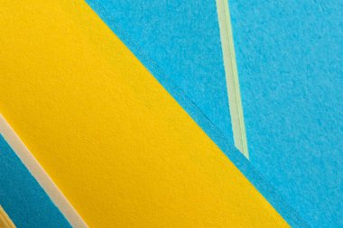 Parlak sarı ve mavi kağıt katmanları canlı, desenli bir görüntü yaratır..