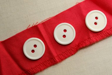 Kırmızı kumaş ve beyaz düğmelere sahip yaratıcı keşif neşe ve tarz getirir.