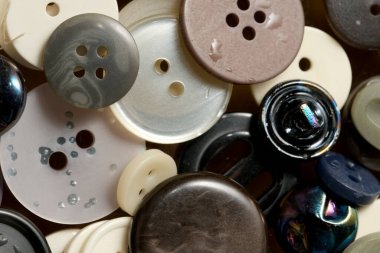 Çeşitli düğmelerden oluşan bir koleksiyonda çeşitli renkler ve tasarımlar sergileniyor..
