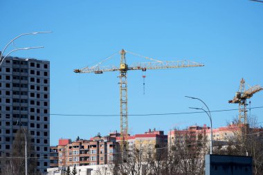 Parlak bir günde gökdelenler hareketsiz bir şehir manzarasının üzerinde duruyor..