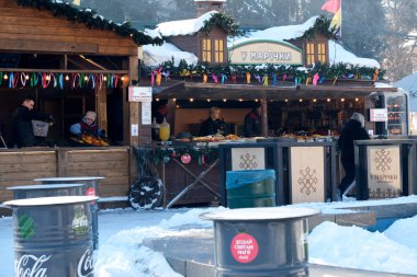 Yiyecek dolu parlak tezgahlar, karlı bir kış gününün tadını çıkaran ziyaretçileri çekiyor. Kyiv, Ukrayna. 21 Şubat 2026. Ukrayna Ulusal Kompleks Expocenter, Maslenitsa