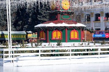 Karlı bir manzarada tatil süsleriyle süslenmiş büyüleyici bir çardak. Kyiv, Ukrayna. 21 Şubat 2026. Ukrayna Ulusal Kompleks Expocenter, Maslenitsa