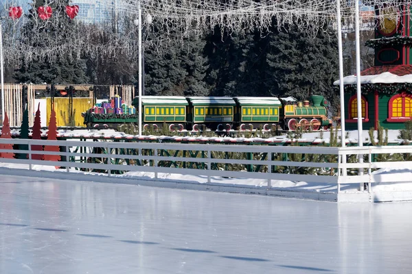 Tatil için dekore edilmiş tuhaf bir tren bir buz pateni pistinin yanında duruyor. Kyiv, Ukrayna. 21 Şubat 2026. Ukrayna Ulusal Kompleks Expocenter, Maslenitsa