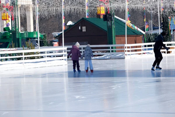 Genç patenciler kışın köpüklü buzun üzerinde süzülürken el ele tutuşuyorlar. Kyiv, Ukrayna. 21 Şubat 2026. Ukrayna Ulusal Kompleks Expocenter, Maslenitsa