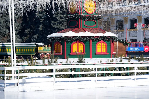 Karlı bir manzarada tatil süsleriyle süslenmiş büyüleyici bir çardak. Kyiv, Ukrayna. 21 Şubat 2026. Ukrayna Ulusal Kompleks Expocenter, Maslenitsa