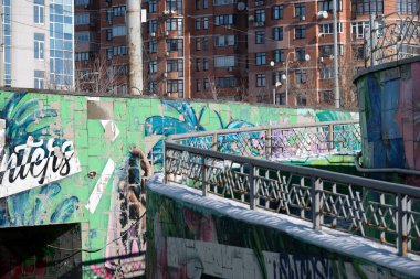 Grafiti ve renkli duvar resimleri gün ışığında beton yapılara hayat veriyor. Kyiv, Ukrayna. 21 Şubat 2026.