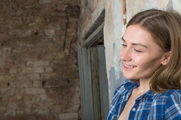 Retrato de una joven sonriente — Foto de Stock