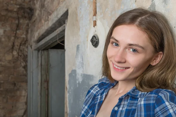 Портрет улыбающейся молодой женщины — стоковое фото