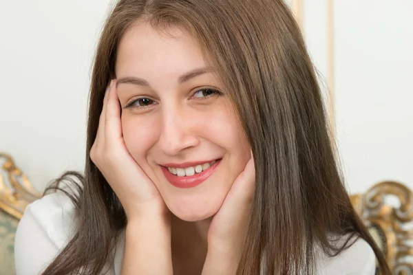 Ritratto di una dolce ragazza sorridente — Foto Stock