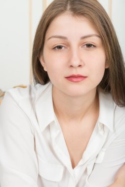 Uzun düz saç ile şirin bir kız portresi