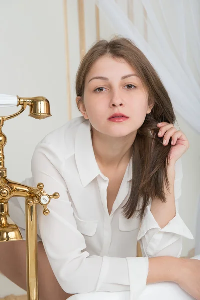 Porträt einer niedlichen Frau im Badezimmer — Stockfoto