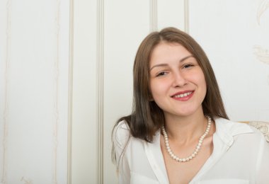 Uzun düz saç ile şirin bir kız portresi