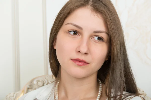 Uzun düz saç ile şirin bir kız portresi — Stok fotoğraf