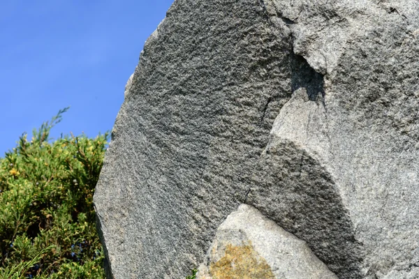 Žulový kámen s letní oblohou — Stock fotografie