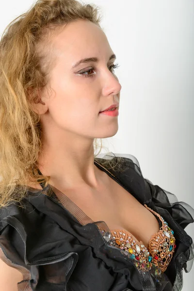 Joven rubia en un escenario negro trajes — Foto de Stock