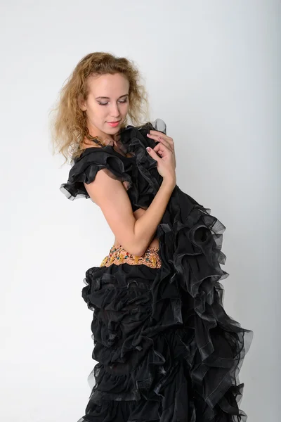 Fiatal szőke egy fekete színpadi ruhák — Stock Fotó