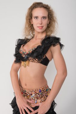 Genç sarışın siyah sahne giysileri içinde