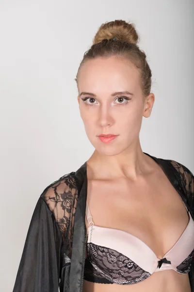 Joven rubia en un negligee negro —  Fotos de Stock