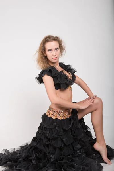 Молодая блондинка в костюмах черной сцены — стоковое фото