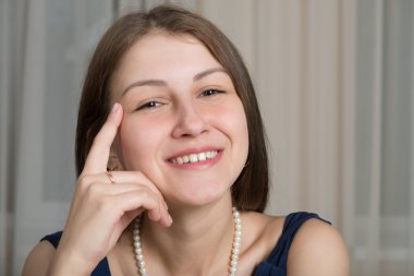 Mavi elbiseli bir sevimli gülümseyen kız portresi