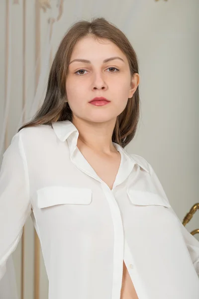 Retrato de uma menina bonita com cabelos longos e lisos — Fotografia de Stock