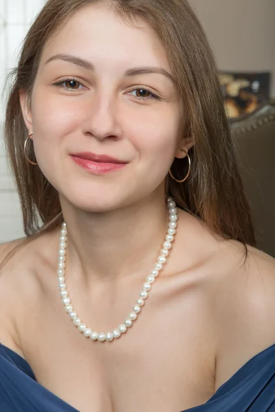 Portret cute girl uśmiechający się w niebieską sukienkę — Zdjęcie stockowe