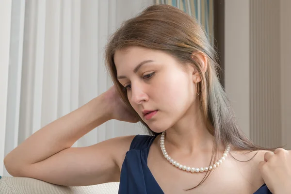 Retrato de una linda chica en un vestido azul —  Fotos de Stock