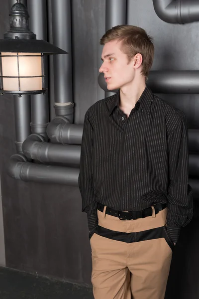Retrato de um jovem com uma lanterna — Fotografia de Stock