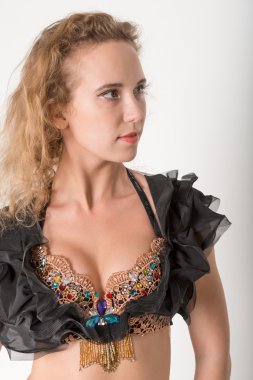 Genç sarışın siyah sahne giysileri içinde