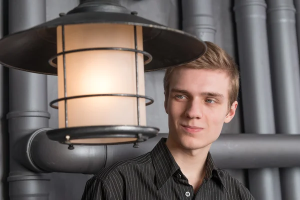 Portrait d'un jeune homme avec une lanterne — Photo