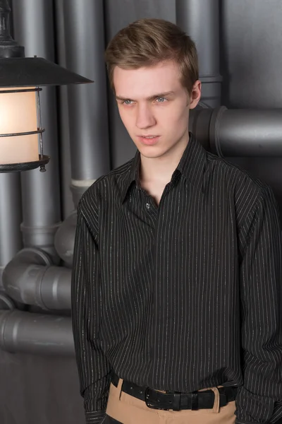 Portret van een jonge man met een lantaarn — Stockfoto