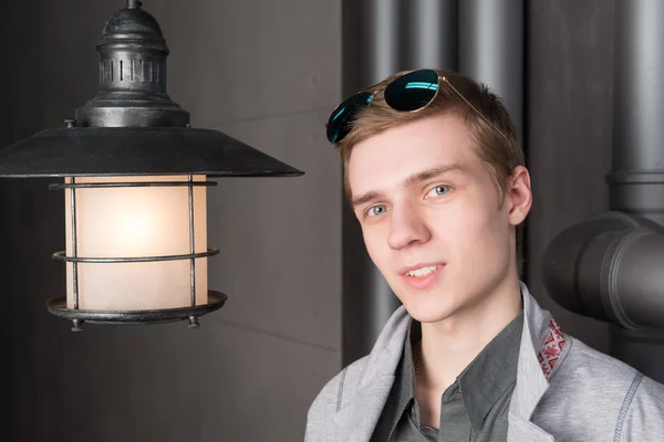 Retrato de um jovem com uma lanterna — Fotografia de Stock