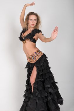 Genç sarışın siyah sahne giysileri içinde