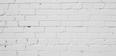 Beyaz boyayla boyanmış tuğla duvar.