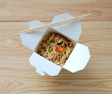 Paket servisi olan restoran kutusunda Çin eriştesi.