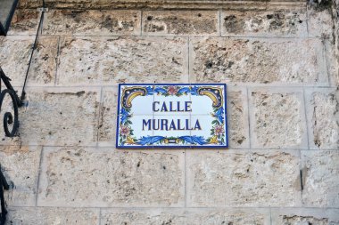 Küba, Havana... 23 Mart 2018 Calle Muralla 'nın sokak tabelası