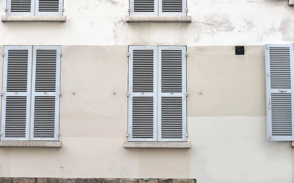 Fensterläden Der Hauswand Geschlossen — Stockfoto