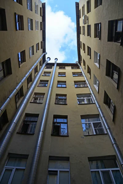 San Petersburgo Rusia Viejo Patio Bien Vista Inferior Hacia Arriba — Foto de Stock