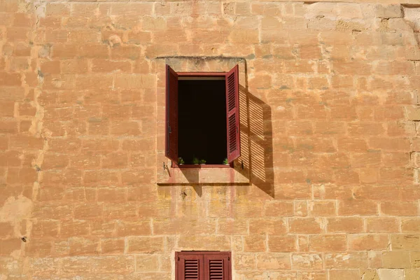Άνοιγμα Παραθύρου Παντζούρια Στον Τοίχο Του Σπιτιού — Φωτογραφία Αρχείου