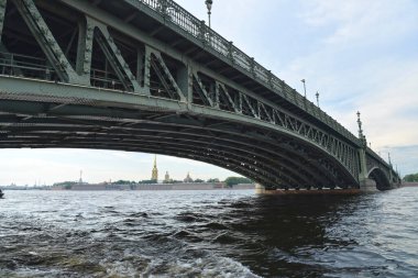 Neva Nehri ve Trinity Köprüsü manzarası