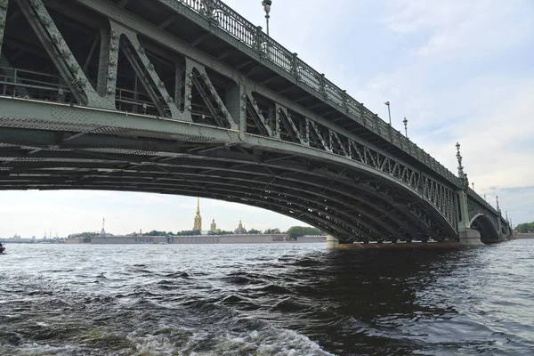 Neva Nehri ve Trinity Köprüsü manzarası