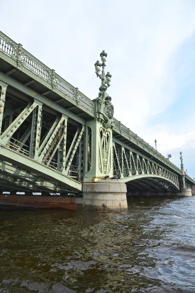 ネヴァ川とトリニティ橋の眺め — ストック写真