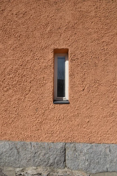 Μικρό Λευκό Παράθυρο Στον Τοίχο Του Σπιτιού — Φωτογραφία Αρχείου