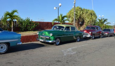 Matanzas, Küba - 26 Mart 2018: Yeşil Amerikan retro arabası.