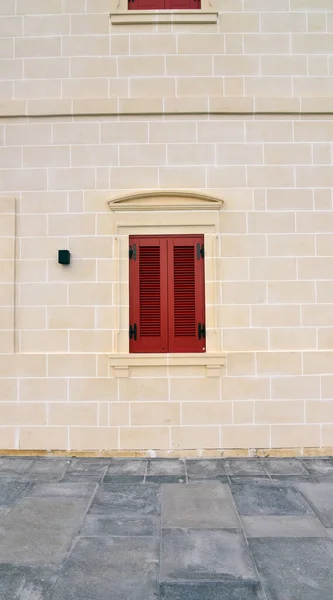 Κλειστά Παραθυρόφυλλα Στον Τοίχο Του Σπιτιού — Φωτογραφία Αρχείου