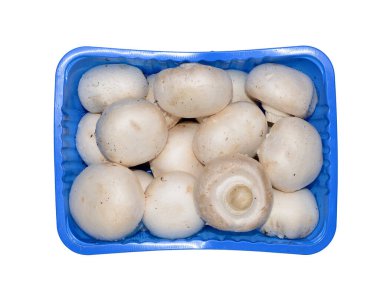 Agaricus bisporus (Chompignon) mantarları beyaz arka planda izole edilmiş mavi bir kutuda bulunur. Makro yemek fotoğrafı, beyaz arka planda yukarıdan yakın plan. Plastik kutuda tam beyaz şampiyon mantarları..
